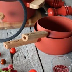 Casserole Ector Induction Aluminium Revêtu Manche En Bois 18 Cm Rouge -Cuisine Fournitures Magasin 108010 4 1 Casserole Ector induction aluminium revetu manche en bois 18 cm rouge Ogo