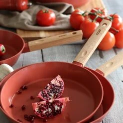 Poêle Ector Induction Aluminium Revêtu Manche En Bois 24 Cm Rouge -Cuisine Fournitures Magasin 108013 2 1 Poele Ector induction aluminium revetu manche en bois 24 cm rouge Ogo