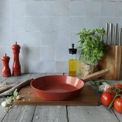 Poêle Ector Induction Aluminium Revêtu Manche En Bois 24 Cm Rouge -Cuisine Fournitures Magasin 108013 4 1 Poele Ector induction aluminium revetu manche en bois 24 cm rouge Ogo
