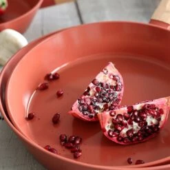 Poêle Ector Induction Aluminium Revêtu Manche En Bois 28 Cm Rouge -Cuisine Fournitures Magasin 108014 2 2 Poele Ector induction aluminium revetu manche en bois 28 cm rouge Ogo