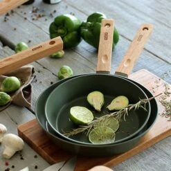 Poêle Ector Induction Aluminium Revêtu Manche En Bois 20 Cm Vert -Cuisine Fournitures Magasin 108019 2 1 Poele Ector induction aluminium revetu manche en bois 20 cm vert Ogo