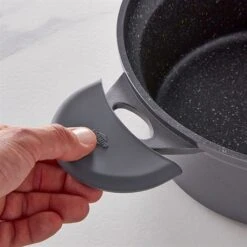 Lot Faitout Dur Comme La Pierre 28 Cm Et 2 Maniques En Silicone -Cuisine Fournitures Magasin 111078 3 1 Lot faitout Dur comme la pierre 28 cm et 2 maniques en silicone Mathon