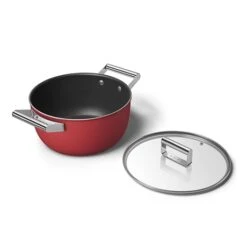 Smeg Faitout Bas Aluminium Antiadhésif 24 Cm Rouge Mat Avec Couvercle Verre Trempé -Cuisine Fournitures Magasin 133003 2 1 Faitout bas aluminium antiadhesif 24 cm rouge mat avec couvercle verre trempe Smeg