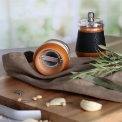 Moulin à Sel En Bois Effet Cuir Blanc -Cuisine Fournitures Magasin 200030 3 1 Moulin a sel en bois effet cuir blanc Ogo