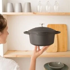 Cocotte Légère Ronde En Fonte D'aluminium 20 Cm 2,6 L Coloris Noir 5 Cocotte Légère Ronde En Fonte D'aluminium 20 Cm 2,6 L Coloris Noir -Cuisine Fournitures Magasin 203002 2 3 Cocotte legere ronde en fonte d aluminium 20 cm 2 6 L coloris noir Mathon