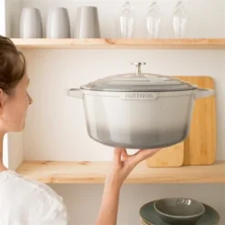 Cocotte Légère Ronde En Fonte D'aluminium 28 Cm 6,7 L Coloris Gris -Cuisine Fournitures Magasin 203005 2 4 Cocotte legere ronde en fonte d aluminium 28 cm 6 7 L coloris gris Mathon