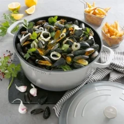 Cocotte Légère Ronde En Fonte D'aluminium 28 Cm 6,7 L Coloris Gris -Cuisine Fournitures Magasin 203005 3 4 Cocotte legere ronde en fonte d aluminium 28 cm 6 7 L coloris gris Mathon