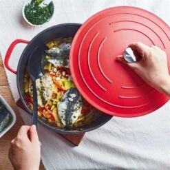 Meilleures ventes -Cuisine Fournitures Magasin 203007 1 3 Cocotte legere ronde en fonte d aluminium 28 cm 6 7 L rouge Mathon