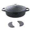 Lot Cocotte Légère Basse Ronde En Fonte D'aluminium 28 Cm Noir Et Deux Maniques Silicone