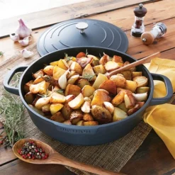 Lot Cocotte Légère Basse Ronde En Fonte D'aluminium 28 Cm Noir Et Deux Maniques Silicone -Cuisine Fournitures Magasin 209011 3 3 Lot cocotte legere basse ronde en fonte d aluminium 28 cm noir et deux maniques silicone Mathon