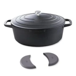 Lot Cocotte Légère Ovale En Fonte D'aluminium 32 Cm Coloris Noir Et Deux Maniques Silicone