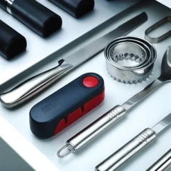 Joseph Joseph Aiguiseur à Couteau Pliant Rota -Cuisine Fournitures Magasin 453000 3 1 Aiguiseur a couteau pliant Rota Joseph Joseph