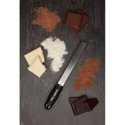 Microplane Râpe Zesteur Premium Classic Noire -Cuisine Fournitures Magasin 47071 2 1 Rape zesteur Premium Classic noire Microplane