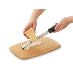 Microplane Râpe Zesteur Premium Classic Noire -Cuisine Fournitures Magasin 47071 4 1 Rape zesteur Premium Classic noire Microplane