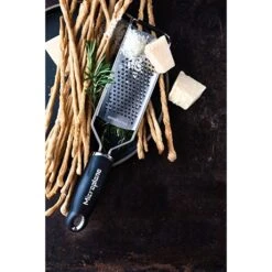 Microplane Râpe à Fromage à Gros Grains Gourmet Noire -Cuisine Fournitures Magasin 478012 4 1 Rape a fromage a gros grains Gourmet noire Microplane