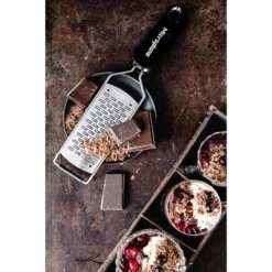 Microplane Râpe à Fromage Double Tranchant Gourmet Noir -Cuisine Fournitures Magasin 478013 3 1 Rape a fromage double tranchant Gourmet noir Microplane