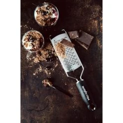 Microplane Râpe à Fromage Double Tranchant Gourmet Noir -Cuisine Fournitures Magasin 478013 4 1 Rape a fromage double tranchant Gourmet noir Microplane