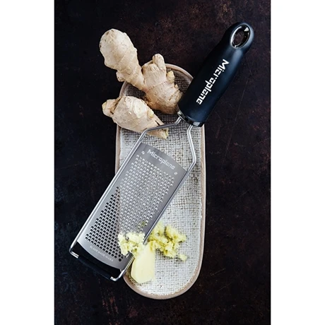 Microplane Râpe à Fromage Fine Gourmet Noire 2 Microplane Râpe à Fromage Fine Gourmet Noire – Image 2