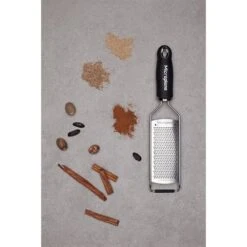 Microplane Râpe à Fromage Fine Gourmet Noire 9 Microplane Râpe à Fromage Fine Gourmet Noire -Cuisine Fournitures Magasin 478014 4 1 Rape a fromage fine Gourmet noire Microplane