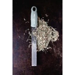 Microplane Zesteur Premium Classic Râpe Vert Sauge -Cuisine Fournitures Magasin 478030 2 1 Zesteur Premium Classic rape vert sauge Microplane