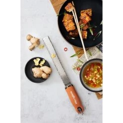 Microplane Zesteur Premium Classic Râpe Cannelle -Cuisine Fournitures Magasin 478031 2 1 Zesteur Premium Classic rape cannelle Microplane