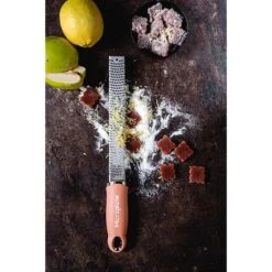 Microplane Zesteur Premium Classic Râpe Cannelle -Cuisine Fournitures Magasin 478031 3 1 Zesteur Premium Classic rape cannelle Microplane