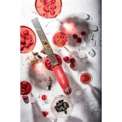 Microplane Zesteur Premium Classic Râpe Rouge Grenade 5 Microplane Zesteur Premium Classic Râpe Rouge Grenade -Cuisine Fournitures Magasin 478032 2 1 Zesteur Premium Classic rape rouge grenade Microplane