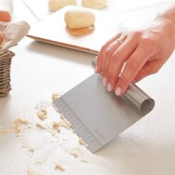 Lot Plaque à Pizza, Coupe Pâte Gradué Et 2 Couteaux à Pizza En Inox -Cuisine Fournitures Magasin 509132 3 1 Lot plaque a pizza coupe pate gradue et 2 couteaux a pizza en inox