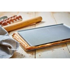Plaque à Pâtisserie Micro-perforée Professionnelle En Aluminium 40 Cm -Cuisine Fournitures Magasin 59000 2 3 Plaque a patisserie micro perforee professionnelle en aluminium 40 cm Mathon