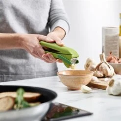 Joseph Joseph Presse-ail Lame D'essuie-glace CleanForce -Cuisine Fournitures Magasin 606037 2 1 Presse ail lame d essuie glace CleanForce Joseph Joseph