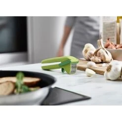 Joseph Joseph Presse-ail Lame D'essuie-glace CleanForce -Cuisine Fournitures Magasin 606037 3 1 Presse ail lame d essuie glace CleanForce Joseph Joseph