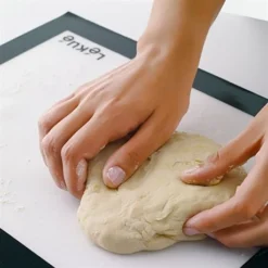 Lekue Tapis De Cuisson En Silicone Et Fibre De Verre 40 X 30 Cm -Cuisine Fournitures Magasin 61056 2 2 Tapis de cuisson en silicone et fibre de verre 40 x 30 cm Lekue