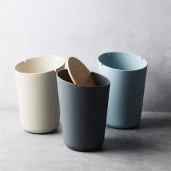 Poubelle Fibre Bambou Gris Avec Couvercle 14,4 X 20,6 Cm -Cuisine Fournitures Magasin 690006 2 1 Poubelle fibre bambou gris avec couvercle 14 4 x 20 6 cm Point Virgule