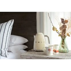 Smeg Bouilloire Crème 1,7 L 2400 W KLF03CREU -Cuisine Fournitures Magasin 702065 3 1 Bouilloire creme 1 7 L 2400 W KLF03CREU Smeg