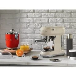 Smeg Machine à Café Expresso Crème 1 L 1350 W ECF01CREU 9 Smeg Machine à Café Expresso Crème 1 L 1350 W ECF01CREU -Cuisine Fournitures Magasin 70288 4 3 Machine a cafe expresso creme 1 L 1350 W ECF01CREU Smeg