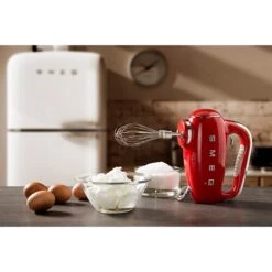 Smeg Batteur à Main 9 Vitesses 250 W HMF01RDEU Rouge -Cuisine Fournitures Magasin 761065 2 1 Batteur a main 9 vitesses 250 W HMF01RDEU rouge Smeg